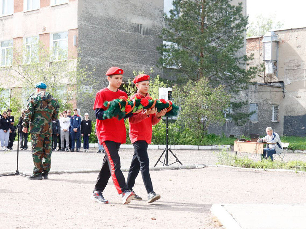 ВоеннВозложение гирлянды к памятнику Герою Советского Союза Е. И. Чайкиной.о-патриотическая игра на местности «Салют»