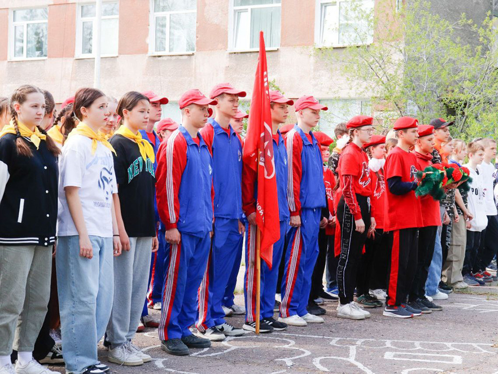 Торжественная линейка у памятника Герою Советского Союза Е. И. Чайкиной.